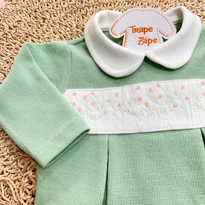 Macacão Tricotil (Tricot 100% Algodão) com Gola e Bordado - Verde Flores Salmão Macacão Tricotil (Tricot 100% Algodão) com Gola e Bordado - Verde Flores Salmão